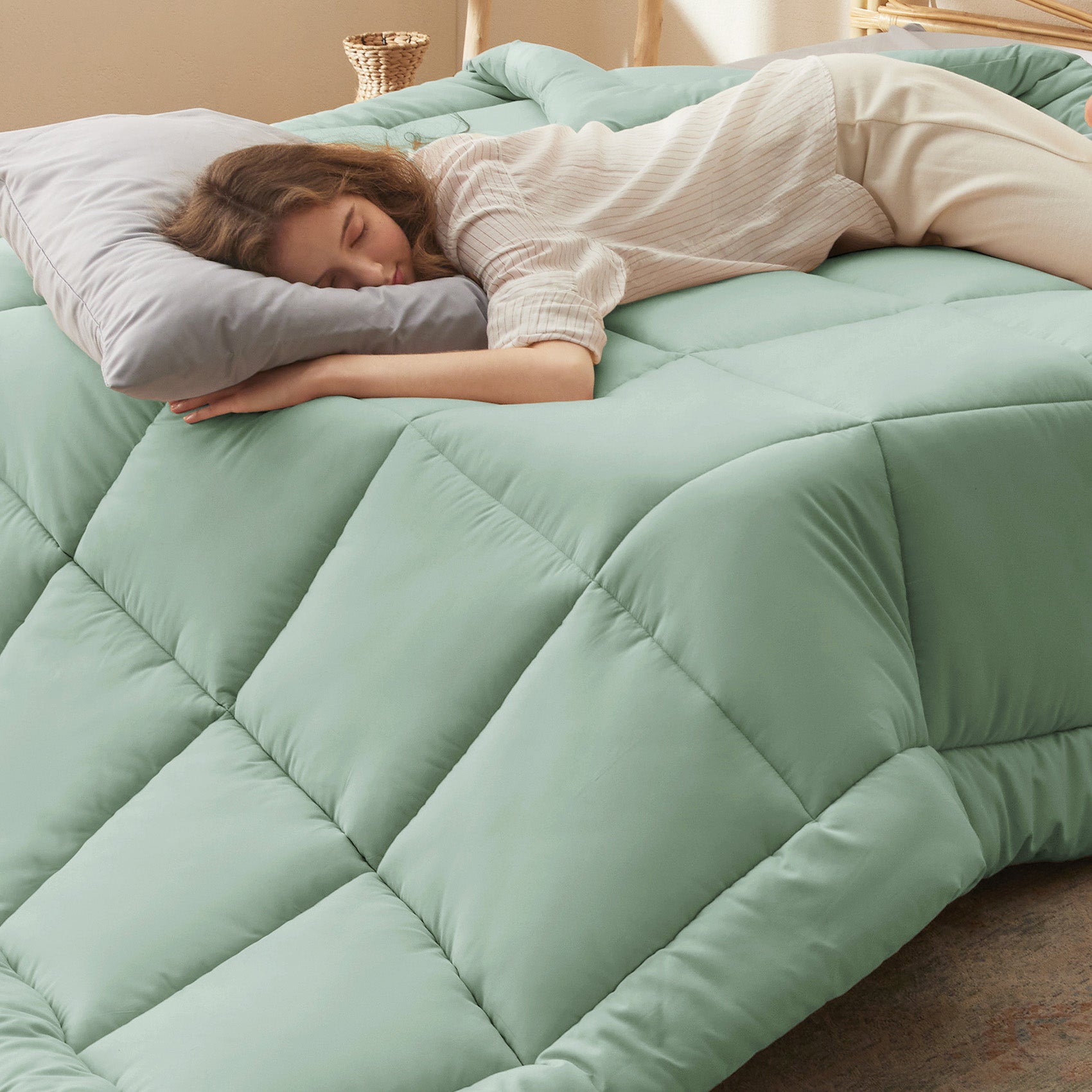 Down Alternative Comforter – Image 4